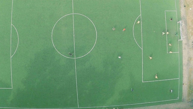从上面看，职业足球运动员在场上比赛视频素材