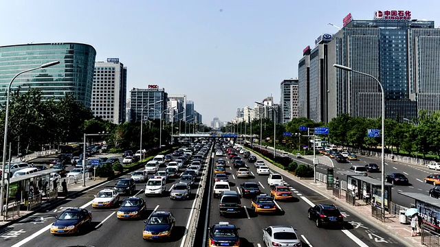 中国北京，2014年8月13日:中国北京二环路附近的交通繁忙视频素材