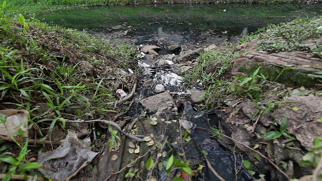 污水管道污染河流:摄影。视频素材