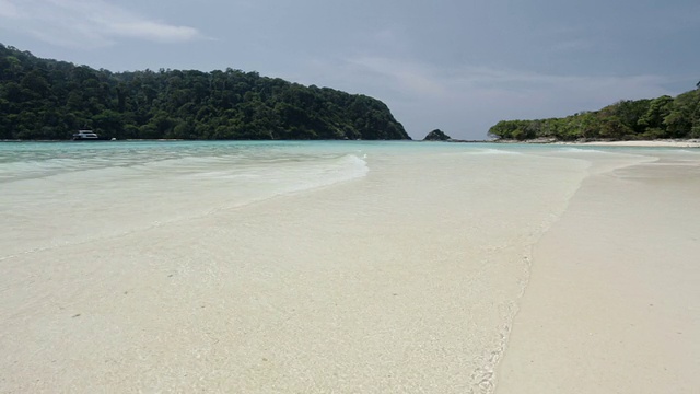 热带泻湖和白色沙滩视频素材