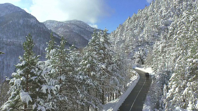 汽车在雪山路上行驶视频素材