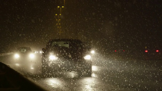 慢镜头:大雪之夜的交通视频素材