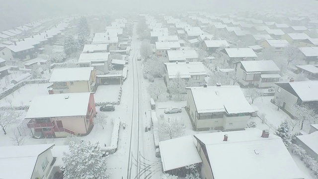 天线:在大雪中飞过郊区的房屋视频素材