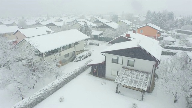 天线:冬天郊区的房子上下雪视频素材