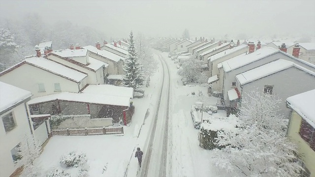 天线:冬天下雪的郊区小镇视频素材