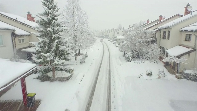 航拍图:暴风雪中的冬季郊区视频素材