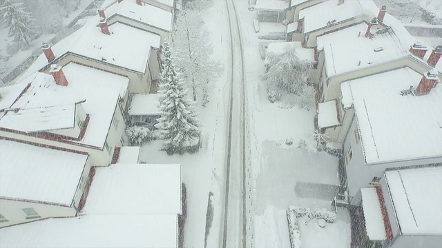 空中摄影:在大雪中飞过郊区视频素材