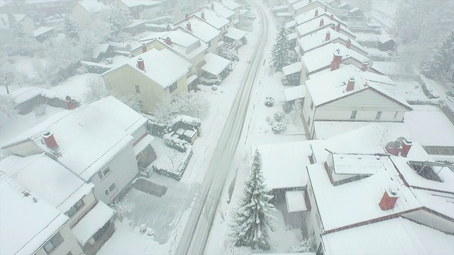 天线:郊区小镇的暴风雪视频素材