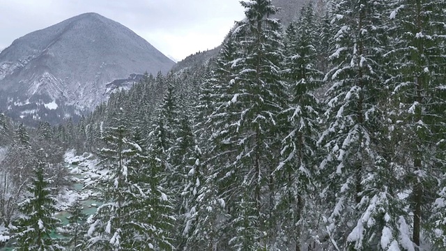 天线:白雪皑皑的山谷中美丽的绿松石河流视频素材