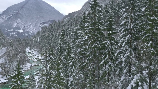 航拍:令人惊叹的绿松石色河流穿过雪山山谷视频素材