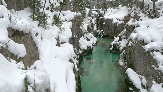 天线:冰雪峡谷中的绿松石河视频素材