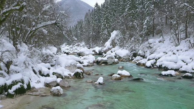 天线:雪天里美丽的绿松石河流视频素材