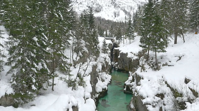 天线:翡翠河在冬天穿过积雪的峡谷视频素材