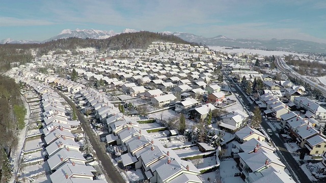 天线:冬天下雪的郊区视频素材