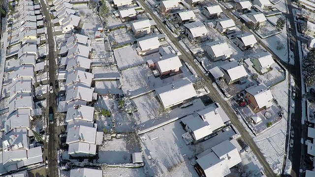 天线:被雪覆盖的郊区房屋视频素材