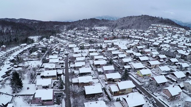 天线:在下雪的郊区上空飞行视频素材