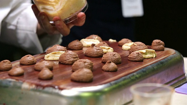 Chocolatier制作巧克力甜点。关闭了。视频素材