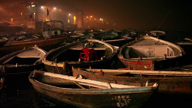 在印度的瓦拉纳西，夜晚船只停泊在恒河沿岸视频素材