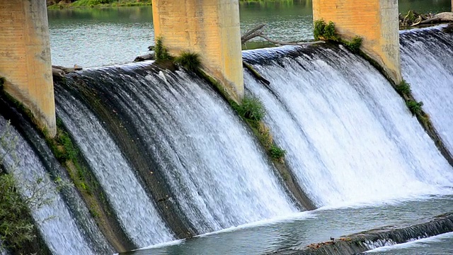 春水涌上水电站大坝视频素材