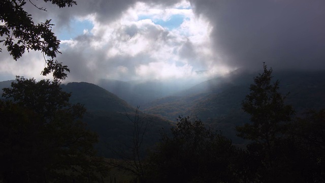 在高山与云朵在浅蓝色的天空上的一个早晨的延时视频素材