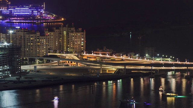 迪拜朱美拉棕榈岛的大桥夜景视频素材