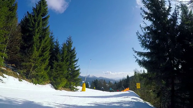 滑雪者从山上下来视频素材