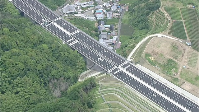 新富高速公路上的空中交通视频素材