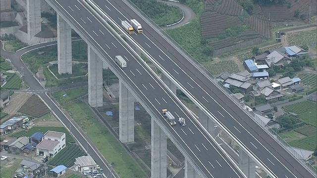 新富高速公路上的空中交通视频素材