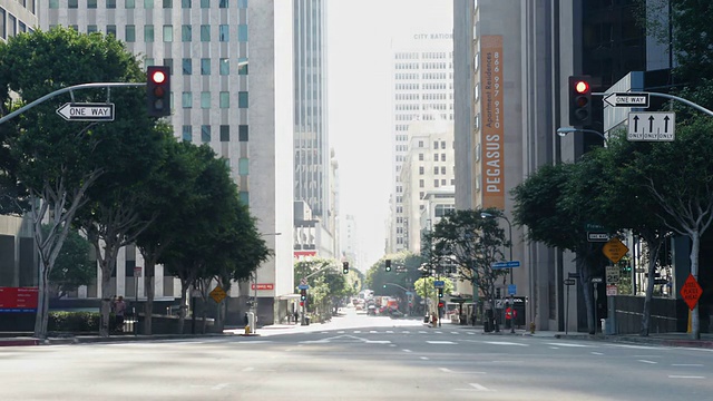 繁忙道路交汇处交通的时间推移顺序视频素材