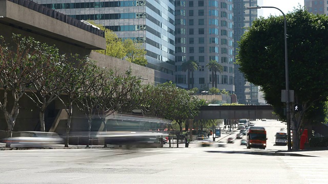 繁忙道路交汇处交通的时间推移顺序视频素材