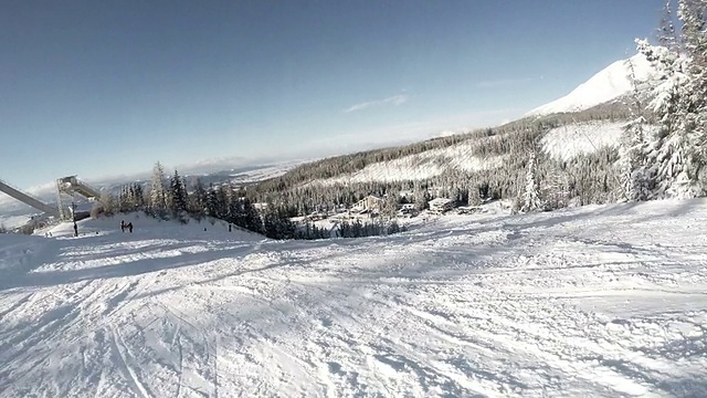 滑雪者从雪坡上下来，停下来欣赏美丽的景色视频素材