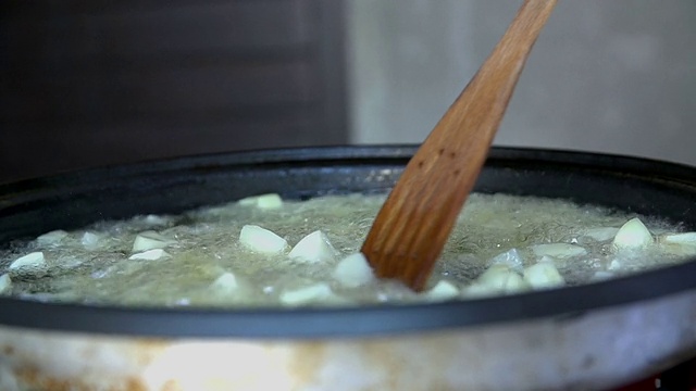 在热油中搅拌炸土豆视频素材