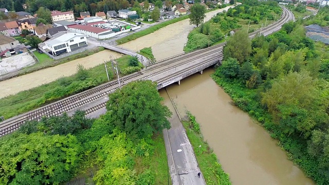 飞过河川和铁路，淹没了公路视频素材