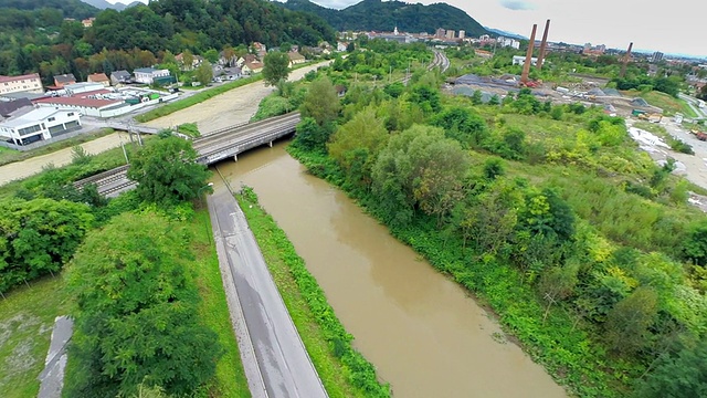 航拍浑浊河水在铁路桥下泛滥视频素材