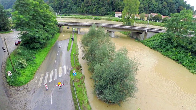 越过洪水和封闭的道路视频素材