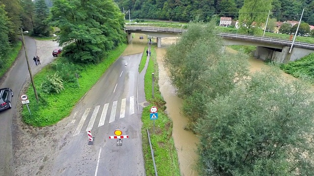 道路封闭，汽车陷水视频素材