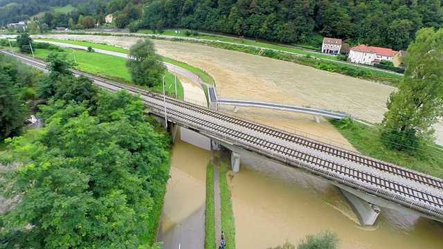 飞过涨水的河水旁的道路视频素材