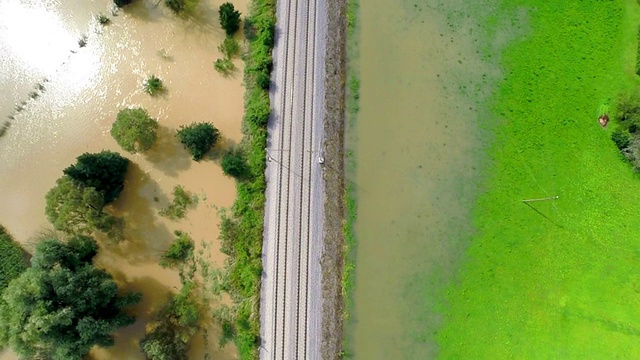 直接飞过铁路，河水在周围泛滥视频素材