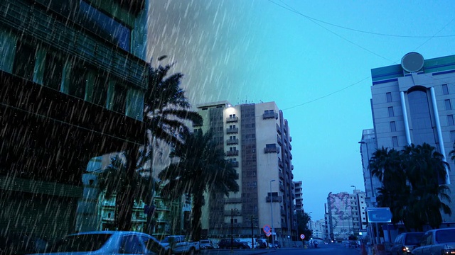 街道晴朗，大雨倾盆视频素材