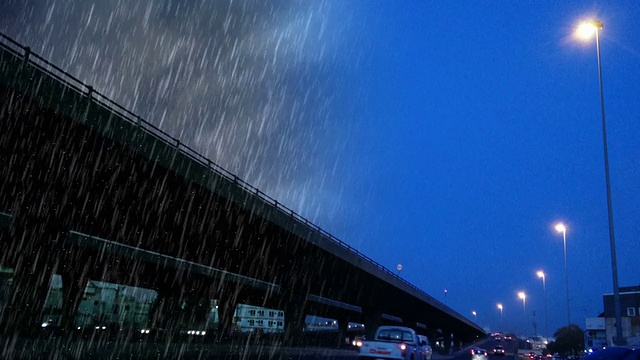 天气晴朗，清晨桥上下着大雨视频素材