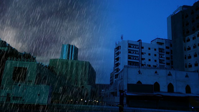 晴朗的一天，吉达的旧集市上下着大雨视频素材