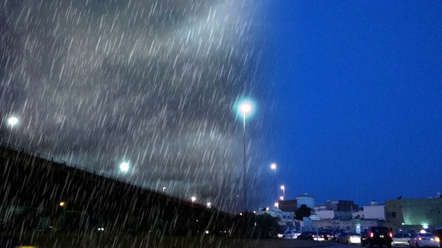 晴朗的一天，桥下广场上大雨滂沱视频素材