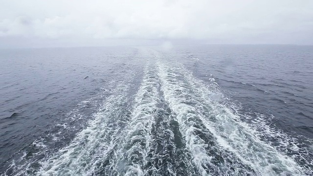 在雨中跟随渡船视频素材