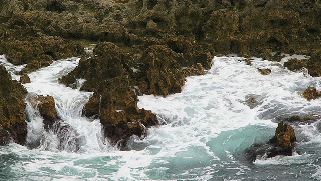 海浪撞击岩石视频素材