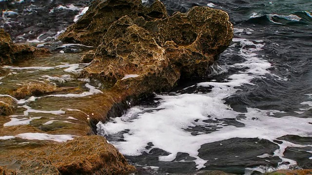 平静的黑海海浪轻轻冲刷着岩石视频素材