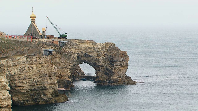 黑海风景如画的岩石上的建筑工程视频素材