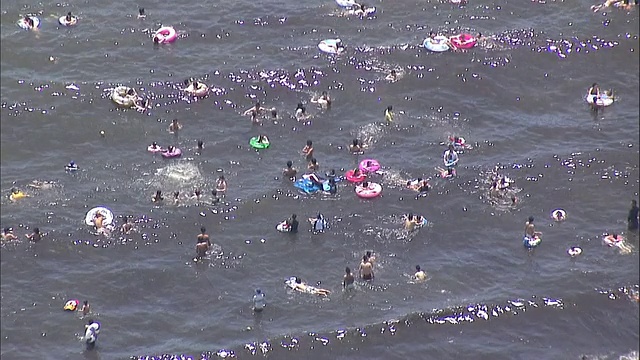 拥挤的海滩度假胜地，日本视频素材