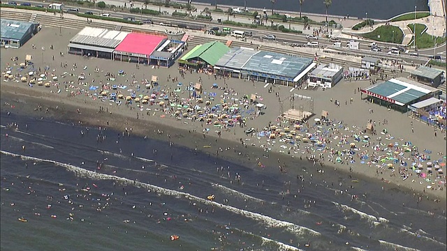 拥挤的海滩度假胜地，日本视频素材