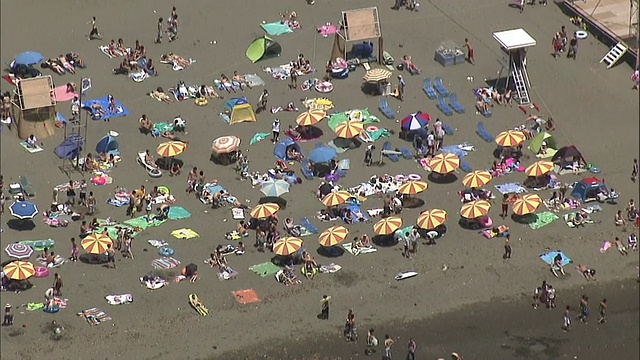 拥挤的海滩度假胜地，日本视频素材