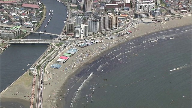 拥挤的海滩度假胜地，日本视频素材